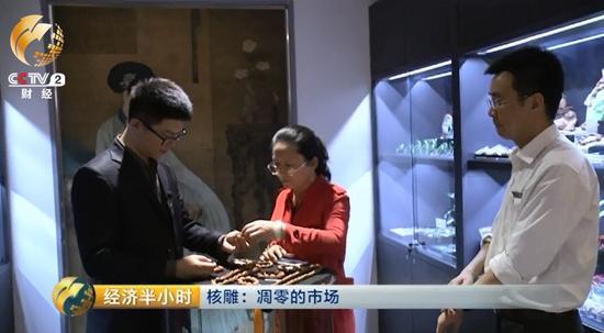 曹荻明拿出店里僅剩的這幾串橄欖核，笑稱，每一串都是橄欖核行情由火爆到冰冷的縮影。