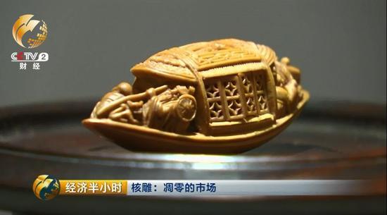 人越聚越多，買賣興隆，核雕價格也節(jié)節(jié)攀升，從幾百元漲到幾千元，又從幾千元躥到幾萬元，很多原本不是從事核雕的工匠，也紛紛轉(zhuǎn)行來雕刻橄欖核。