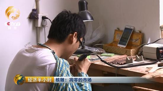 不僅是其它行業(yè)的工匠轉(zhuǎn)行做核雕，連原來沒有任何手藝的外行人也紛紛開始雕刻橄欖核。