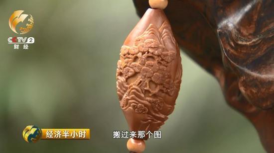 傳統(tǒng)的橄欖核作品往往只有人物，他現(xiàn)在在作品上增加了風(fēng)景和動物等元素，同時也在研究借鑒竹雕、木雕的刀法來把橄欖核雕刻得更加細(xì)致。