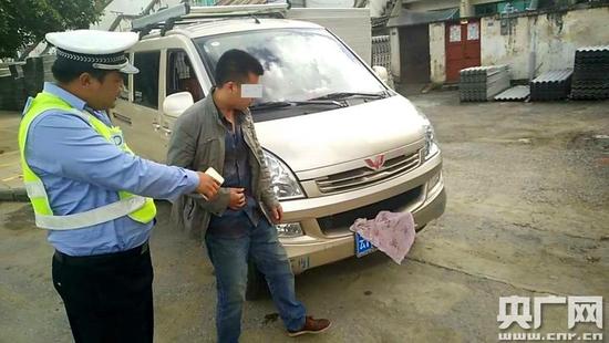 男子用毛巾遮擋車(chē)牌逃避電子抓拍 被扣罰12分