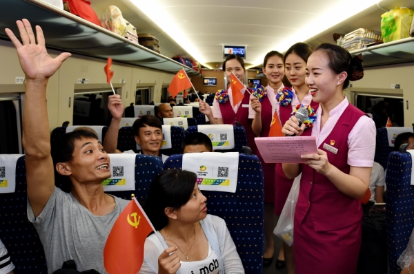 新華社照片，福州，2016年6月30日
    列車上的主題黨日
    6月30日，福州客運段黨員和入黨積極分子在車廂里進行黨史知識競答。
　　當(dāng)日，南昌鐵路局福州客運段組織黨員和入黨積極分子，在閩西革命老區(qū)龍巖至北京的列車上開展“我服務(wù)，我奉獻”主題黨日活動，喜迎中國共產(chǎn)黨95歲生日。
    新華社記者 張國俊 攝