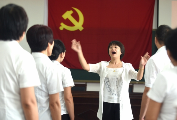 新華社照片，大廠（河北），2016年6月30日
    巡回黨課迎“七一”
    6月30日，在河北省大廠回族自治縣大廠二中舉辦的“巡回宣講堂”上，參加培訓(xùn)的黨員教師在合唱歌曲《沒有共產(chǎn)黨就沒有新中國》。
    在“兩學(xué)一做”學(xué)習(xí)教育中，河北省大廠回族自治縣針對機(jī)關(guān)事業(yè)單位黨組織、農(nóng)村社區(qū)黨組織、非公企業(yè)黨組織開辦“巡回宣講堂”，組織宣講團(tuán)教師和宣講助學(xué)員，通過集中、巡回和分散式相結(jié)合的形式開展宣講，力求深入到全縣每一個角落，實現(xiàn)宣講工作全覆蓋。
    新華社記者 李曉果攝