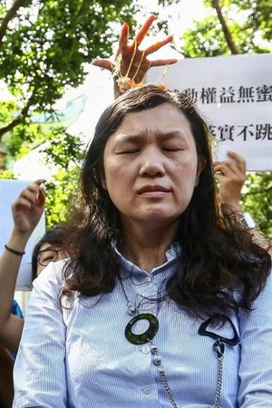 臺灣高等教育產業工會、國立臺灣大學工會與政大學生勞動權益促進會等多個團體，4日早上到“教育部”前面抗議因為去年發布的“專科以上學校強化學生兼任助理學習與勞動權益保障處理原則”，而衍生出各種假學習真勞動的違法問題。就在“教育部”專委出面接受陳情時，政治大學學生高若想突然從后頭以蛋襲擊專委，并蛋洗教育部。圖片來源：臺灣《中國時報》