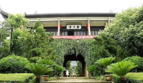 越王勾踐的宮殿在哪里？大家自然想到是目前府山腳下的越王臺