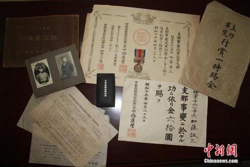 日前，江西德興檔案館征集到侵華日軍加滕誠三的私人檔案，包括銅質“支那事變”從軍記章及從軍記章之證各1件、“支那事變行賞一時賜金袋”1件、賞金狀1件、行賞金國庫債券領取說明書3件、私人相冊2冊等共9件檔案。這批檔案從一個侵華日軍普通士兵的角度，真實地反映了日本侵華的歷史，是日本侵華的鐵證，為研究日本侵華歷史提供了實物佐證。黃鶴