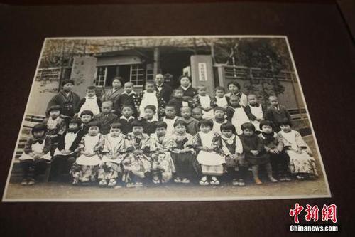 日前，江西德興檔案館征集到侵華日軍加滕誠三的私人檔案，包括銅質“支那事變”從軍記章及從軍記章之證各1件、“支那事變行賞一時賜金袋”1件、賞金狀1件、行賞金國庫債券領取說明書3件、私人相冊2冊等共9件檔案。這批檔案從一個侵華日軍普通士兵的角度，真實地反映了日本侵華的歷史，是日本侵華的鐵證，為研究日本侵華歷史提供了實物佐證。黃鶴