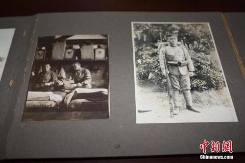 日前，江西德興檔案館征集到侵華日軍加滕誠三的私人檔案，包括銅質“支那事變”從軍記章及從軍記章之證各1件、“支那事變行賞一時賜金袋”1件、賞金狀1件、行賞金國庫債券領取說明書3件、私人相冊2冊等共9件檔案。這批檔案從一個侵華日軍普通士兵的角度，真實地反映了日本侵華的歷史，是日本侵華的鐵證，為研究日本侵華歷史提供了實物佐證。黃鶴