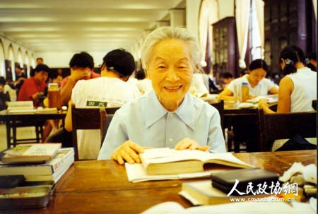 90歲高齡的楊絳先生再回清華圖書館