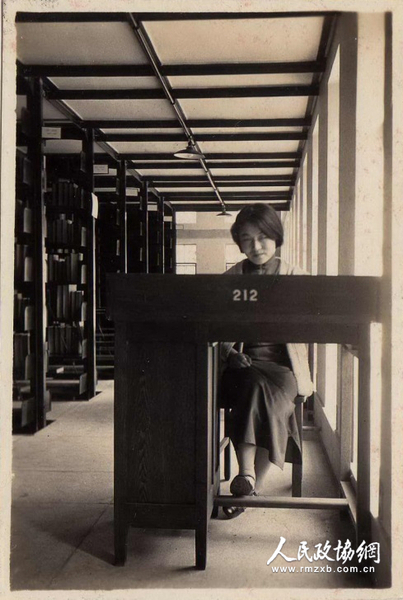 楊絳先生于212號書桌前
