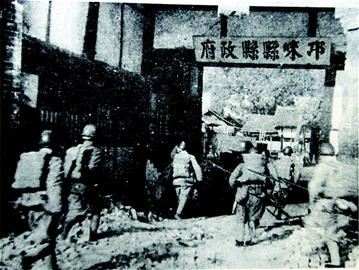 解放軍戰士攻入邛崍縣縣政府