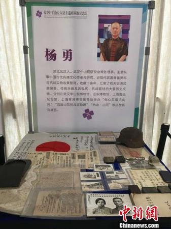 全國各界人士在南京捐贈南京大屠殺等題材史料藏品?！≈鞎苑f 攝