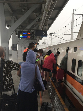 臺風襲臺：高鐵8日白天停駛多趟航班延誤或取消