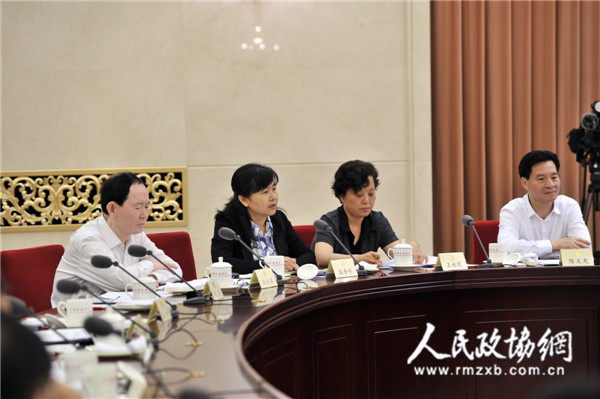 　圖②：溫香彩委員（左二）在雙周協(xié)商座談會(huì)上發(fā)言。