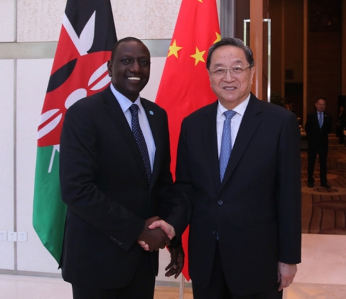 7月8日，中共中央政治局常委、全國(guó)政協(xié)主席俞正聲在貴陽(yáng)會(huì)見來(lái)華出席生態(tài)文明貴陽(yáng)國(guó)際論壇2016年年會(huì)的肯尼亞副總統(tǒng)魯托。