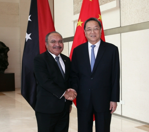 7月8日，中共中央政治局常委、全國(guó)政協(xié)主席俞正聲在貴陽(yáng)會(huì)見來(lái)華出席生態(tài)文明貴陽(yáng)國(guó)際論壇2016年年會(huì)的巴布亞新幾內(nèi)亞總理奧尼爾。