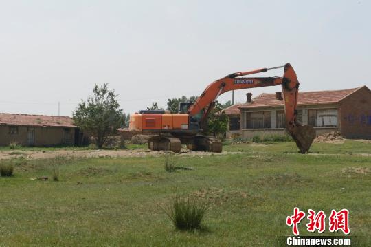 圖為被村民扣留在幸福村的挖掘機。　劉文華 攝