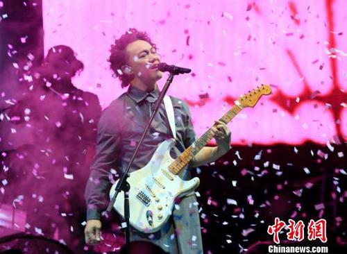 當晚，陳奕迅還演唱《十年》、《好久不見》等代表歌曲，嗨翻現場歌迷。　李辰祥　攝