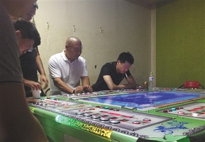回龍觀西大街一電玩城暗室內，幾名玩家坐在賭博機前押分，這里的輸贏遠高于捕魚機。