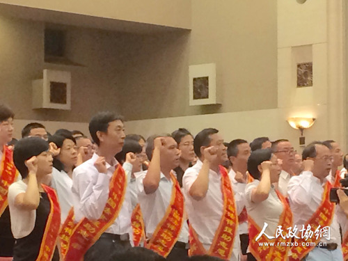 參加2016年扶貧攻堅(jiān)、“1十1”中國(guó)法律援助的志愿者們?cè)谇f嚴(yán)的人民大會(huì)堂內(nèi)集體宣誓。梓涵攝影