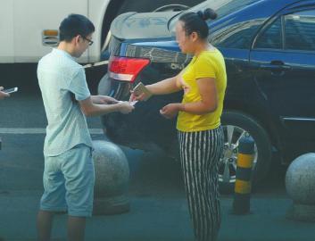 周旭與專車司機委托的黃衣女子見面，當場給了她1000元現(xiàn)金。