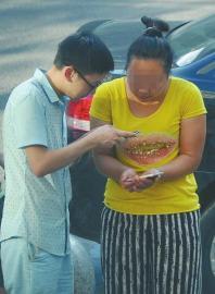 支付千元現(xiàn)金后，周旭又微信轉(zhuǎn)賬100元，才拿回手機。