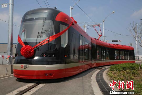 中國自主研發設計制造的首列導軌電車問世下線