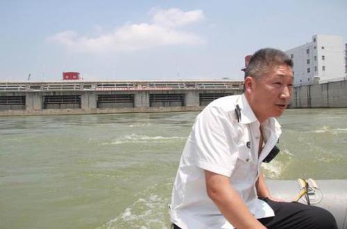 漢江數萬斤魚洄游產卵遇阻躍起撞大壩 遭哄搶