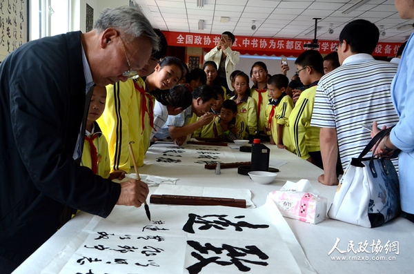 圖片說明： 書畫室委員與學生共同創作書法作品。