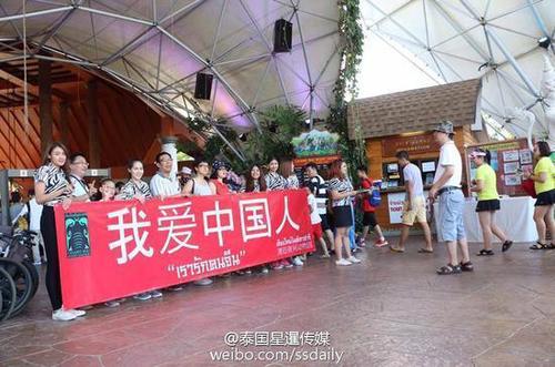 　　同時(shí)，中國(guó)游客也是夜間動(dòng)物園的主要客源，所以園內(nèi)專門配有中文翻譯，中文指示牌等。而現(xiàn)在制作出“我愛(ài)中國(guó)人”的橫幅，主要是為了表達(dá)對(duì)中國(guó)游客的歡迎。