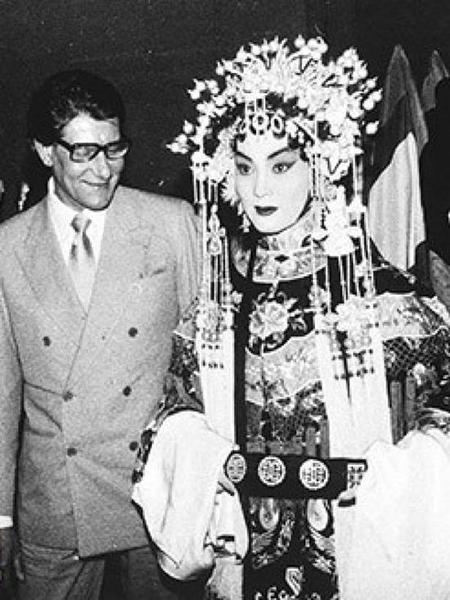 Yves Saint Laurent在上世紀(jì)八十年代初訪問(wèn)中國(guó)時(shí)與京劇表演藝術(shù)家在后臺(tái)的合影