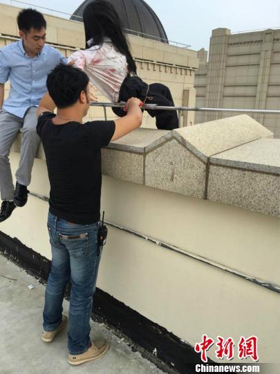 圖為工作人員拆除披頭散發的人體模型?！∏貚?攝