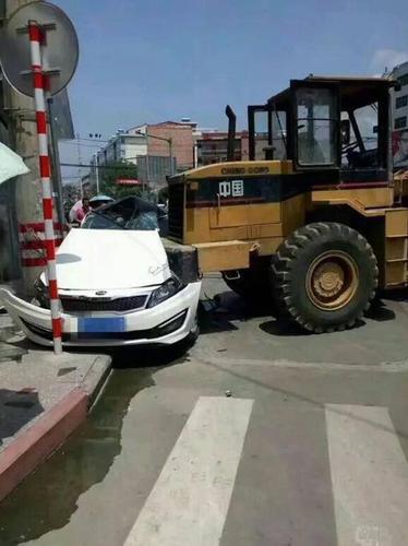 陜西一司機開鏟車撞轎車致一人死亡 因經濟糾紛