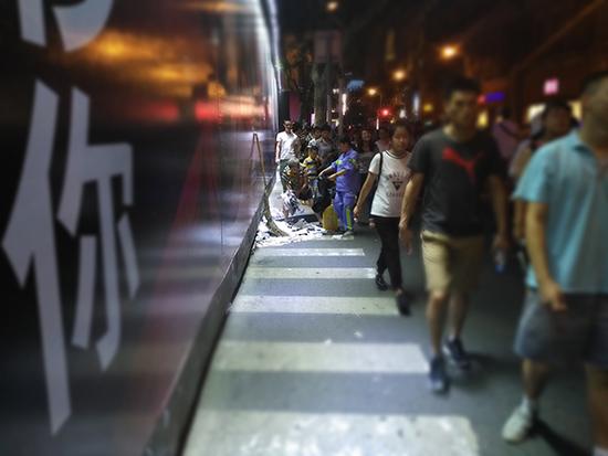 上海南京路小廣告難禁:人日均萬(wàn)張 對(duì)講機(jī)躲城管