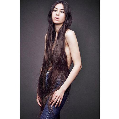 英國(guó)《太陽(yáng)報(bào)》報(bào)道，美國(guó)加州一位19歲女孩留長(zhǎng)發(fā)5年未剪，垂下來(lái)幾乎可以當(dāng)作“衣服”穿。她在社交網(wǎng)絡(luò)Instagram上擁有很高的人氣，賬號(hào)名為“卡什夫人”，被粉絲們稱為現(xiàn)實(shí)中的“長(zhǎng)發(fā)公主”。