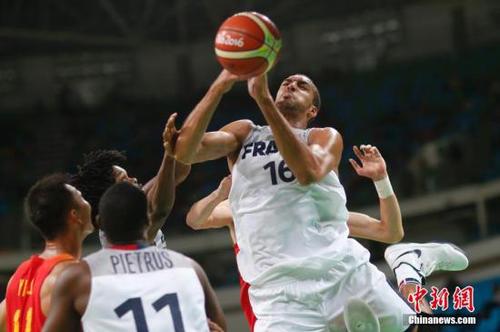 資料圖：里約奧運會男籃比賽，法國隊員GOBERT Rudy(右)在比賽中爭搶。 <a target='_blank' href='http://www.chinanews.com/' >中新網</a>記者 盛佳鵬 攝