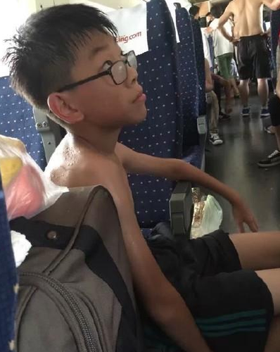 由于高鐵停駛，且無法開門開窗，密閉的空間中，人們只能靠脫衣解暑。
