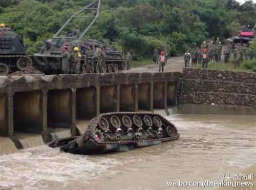 臺陸軍564旅16日在屏東操演時，一輛CM11戰(zhàn)車疑因雨天路滑，翻覆至5米深的網(wǎng)沙溪，車上5人，除駕駛逃生外，其余4人送醫(yī)搶救后不治。