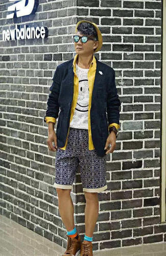 網友“飛貓大人”表示，這組照片讓我們看到，老年人的世界里也有有趣、好玩、不一樣的一面，用心才能發(fā)現美，為這個創(chuàng)意點個大大的贊。