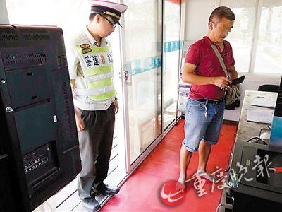 男子光腳開車反問警察：哪條法律規(guī)定不準(zhǔn)？（圖）