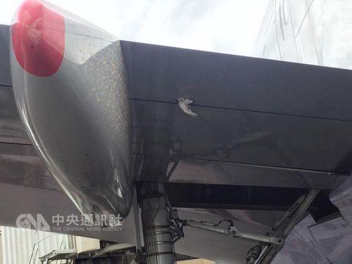 臺灣華航班機(jī)遭遇鳥群機(jī)翼被撞破滯留馬尼拉（圖）
