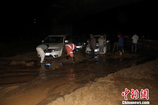 被困車主也加入到救援行動中?！⊥粲?攝