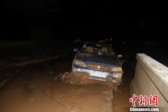 經過車輛被困淤泥中?！⊥粲?攝