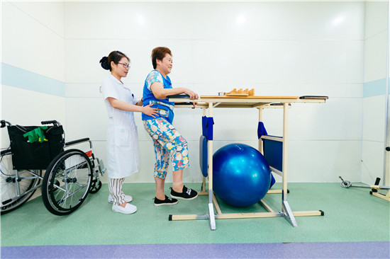 8月9日，醫務人員在江蘇鎮江潤州區黎明社區衛生服務中心為患者進行康復理療。新華社記者 劉金海 攝