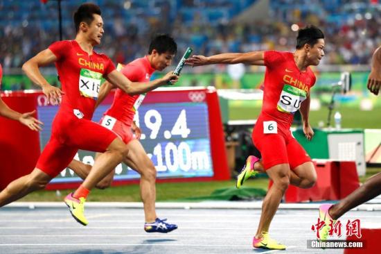 北京時(shí)間8月20日上午，在里約奧運(yùn)會男子4x100米接力決賽中，由博爾特領(lǐng)銜的牙買加隊(duì)如愿衛(wèi)冕，這也是博爾特在三屆奧運(yùn)會上斬獲的個(gè)人第九枚金牌。美國隊(duì)被取消成績，日本隊(duì)收獲銀牌。由湯星強(qiáng)、謝震業(yè)、蘇炳添、張培萌組成的中國隊(duì)最終排名第四。圖為中國隊(duì)在比賽中。<a target='_blank' href='http://www.chinanews.com/' >中新網(wǎng)</a>記者 富田 攝