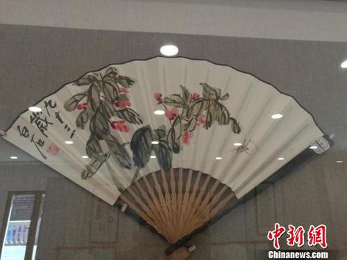 《生活藝術(shù)理想家》名家真跡展連日來(lái)在江西南昌舉辦，其中包括近現(xiàn)代中國(guó)著名繪畫大師齊白石、山水畫大師黃賓虹、海派書畫畫匠程十發(fā)、“東方梵高”崔子范、當(dāng)代書法家“草圣”林散之等人的代表作品。圖為齊白石的作品《《花卉草蟲》。　蘇路程 攝