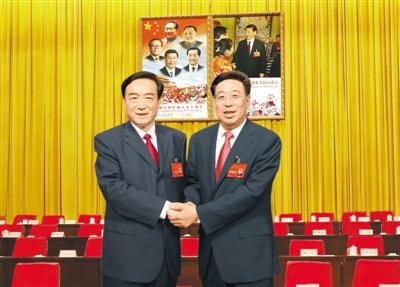 8月28日下午，自治區召開全區領導干部會議，宣布中央決定：吳英杰同志任西藏自治區黨委書記，陳全國同志不再擔任西藏自治區黨委書記、常委、委員職務。這是吳英杰和陳全國親切握手。本報記者 姚海全 洛桑 攝