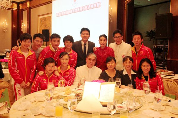 霍震霆委員（前左三）與內(nèi)地奧運精英代表團在一起。