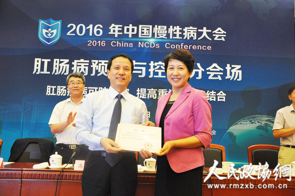 王笑頻司長(zhǎng)為安阿玥主任頒發(fā)聘書_副本