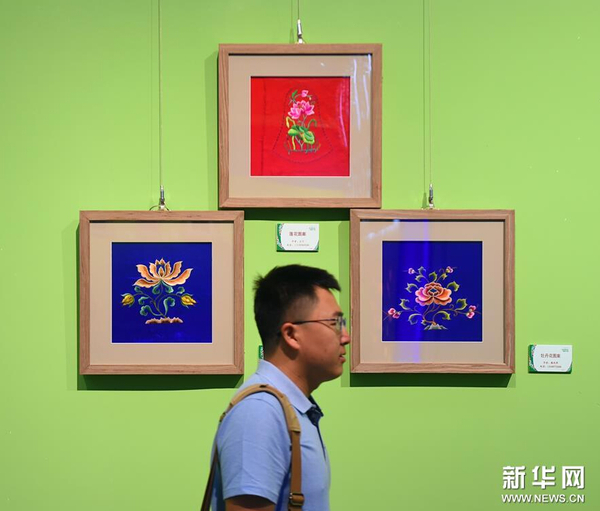 9月5日，觀眾從一組蒙古族傳統(tǒng)刺繡作品前走過(guò)。